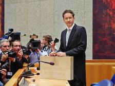 Het koffertje met de rijksbegroting wordt aangeboden in de Tweede Kamer